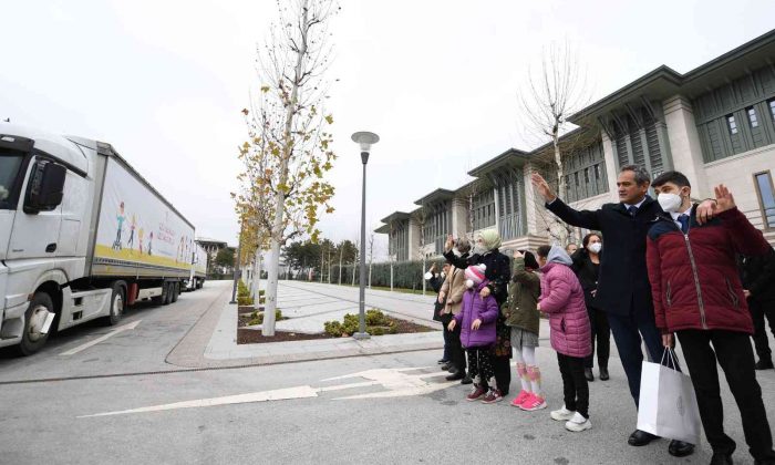 Emine Erdoğan ve Bakan Özer, “7 tır ile 7 bölgeye özel eğitim materyalleri” taşıyan tırları uğurladı