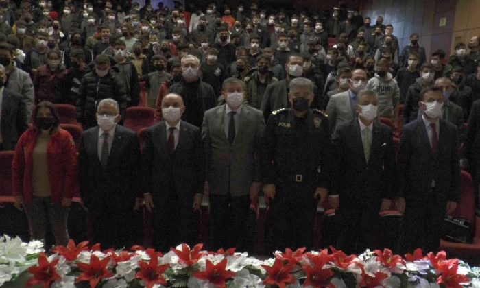 Engelli vatandaşlardan anlamlı tiyatro oyunu