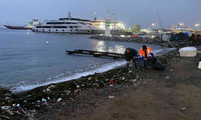 Fırtınanın ardından deniz kenarı çöplüğe döndü