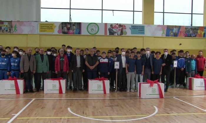 Gaziosmanpaşa Belediyesi’nden amatör spor kulüplerine malzeme desteği