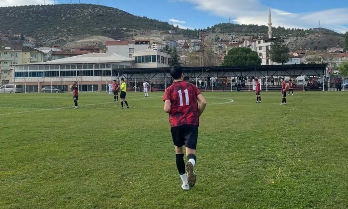 Hakeme kızan başkan takımını sahadan çekti