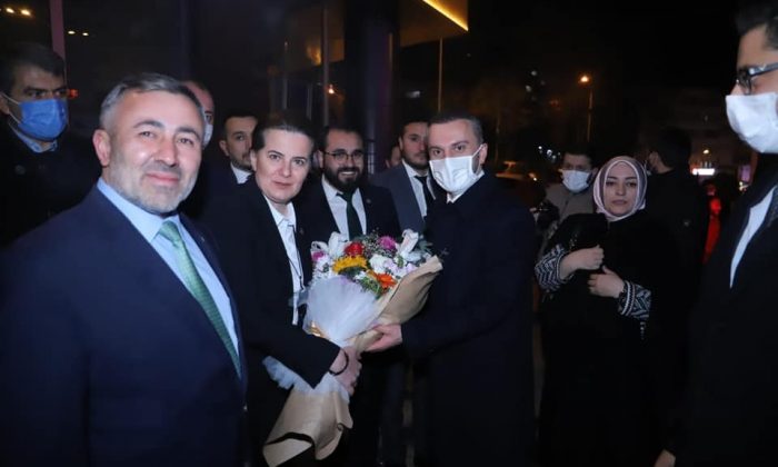 Kandemir, Bilecik’te çiçeklerle karşılandı