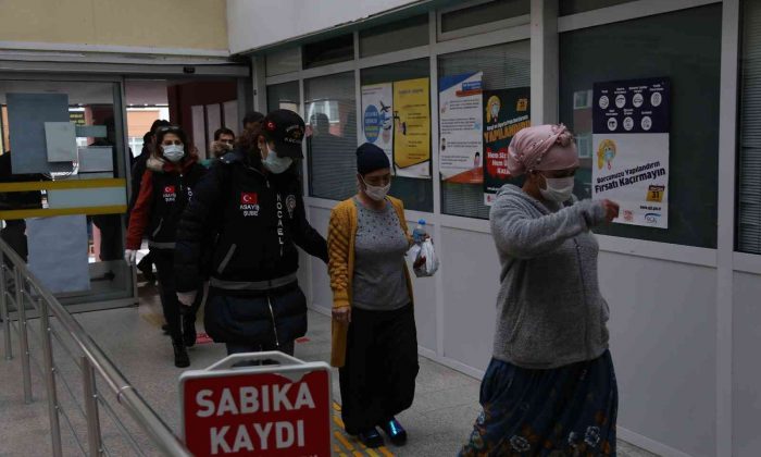 Komşularını feci şekilde öldürdükleri gerekçesiyle yargılanan 6 sanık yeniden hakim karşısında