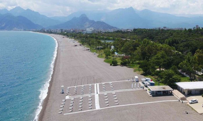 Konyaaltı sahilinde tuvalet ve giyinme kabini sayıları artırılacak, otopark ihlalleri önlenecek