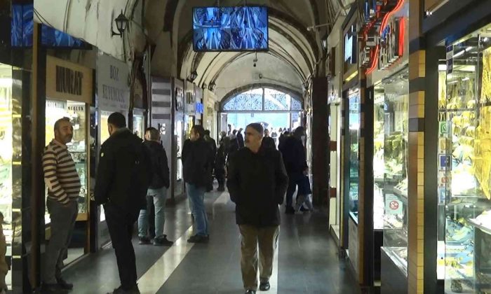 Kuyumcular fiyatı sabitleyerek altın için anlaşan ve fiyatı düşünce vazgeçen vatandaşlardan dertli