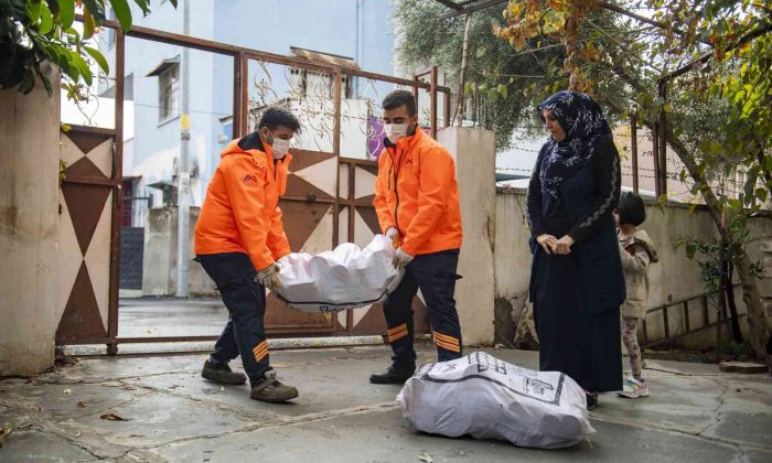 Mersin Büyükşehir Belediyesi, Halk Kartlılara yakacak odun dağıtıyor