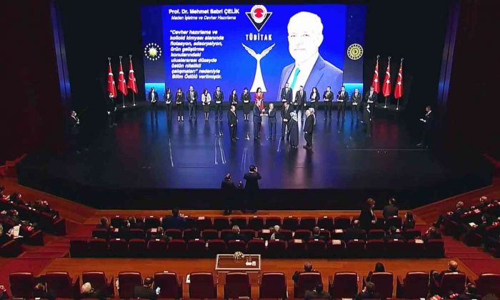 Rektör Çelik bilim ödülünü Cumhurbaşkanı Erdoğan’dan aldı