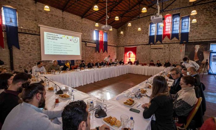 Soyer, 13 kazı başkanıyla bir araya geldiği toplantıda konuştu