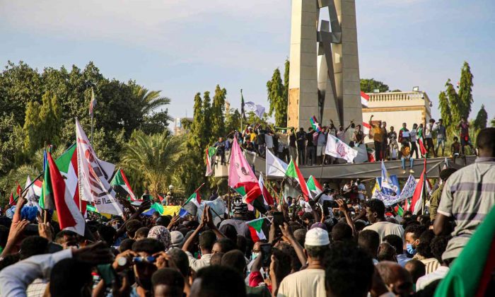 Sudan’da binlerce kişi “Aralık Devrimi”nin 3. yıl dönümünde sokaklara döküldü
