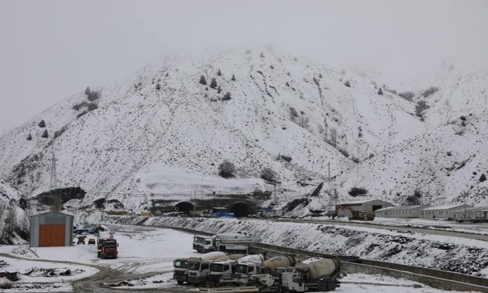 Sünebeli Geçidinde 5,2 kilometre uzunluğundaki iki tünelin yüzde 72’si tamamlandı