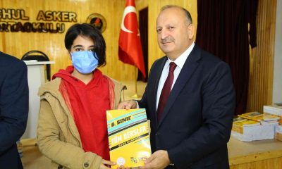 Ünye’de öğrencilere 3 bin 700 adet kaynak kitap desteği