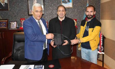 Vanlı taksici aracında unutulan para dolu çantayı İranlı sahibine teslim etti