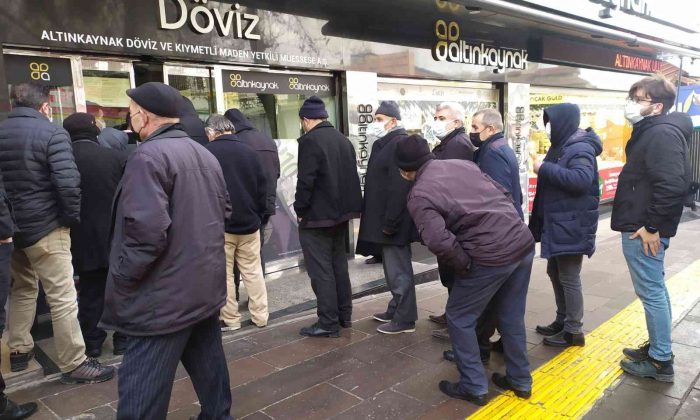 Vatandaş akın akın döviz bozduruyor
