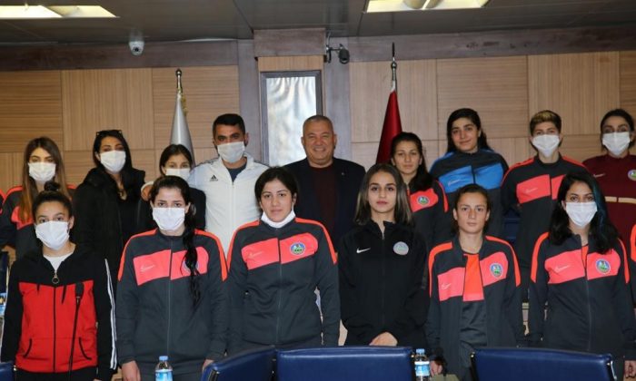 ALTSO Başkanı Şahin, Yüksekova Kadın Futbol Takımını ağırladı