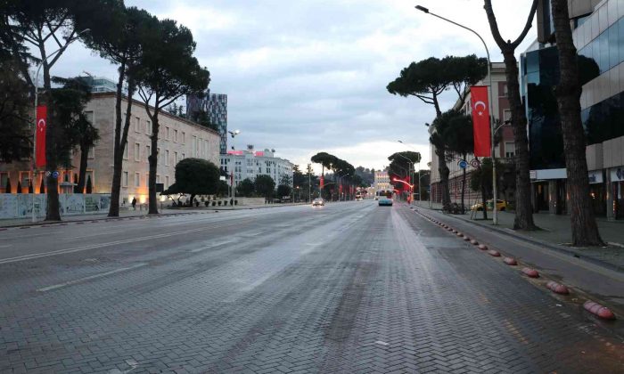 Arnavutluk sokakları, Cumhurbaşkanı Erdoğan için Türk bayraklarıyla donatıldı