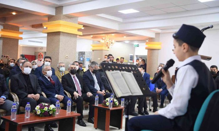 Başkan Büyükkılıç’tan Kuran-I Kerim’i hıfzeden öğrencilere hediye