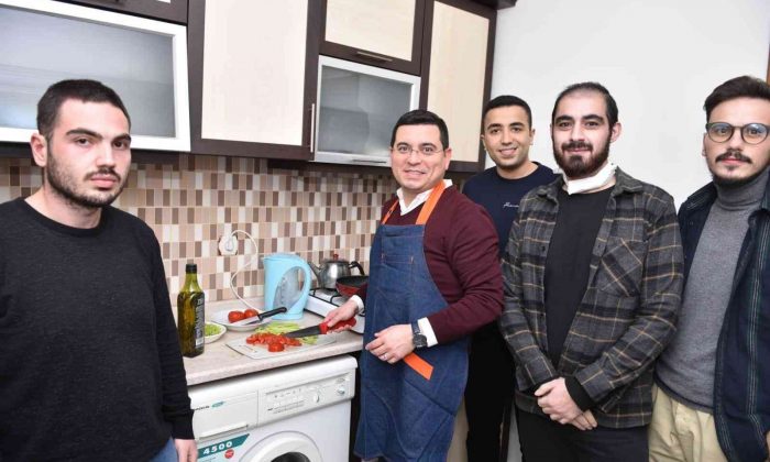 Başkan Tütüncü, öğrenci evlerine konuk oldu