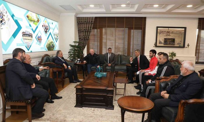 Başkan Yalçın dünya 2.’si sporcuları makamında ağırladı