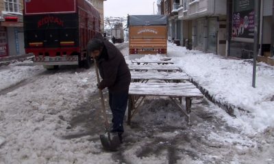 Buzla kaplı sokakları pazarcıların çilesi oldu