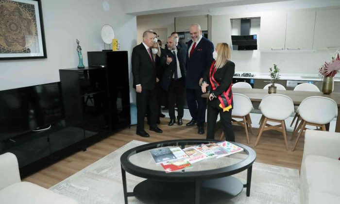 Cumhurbaşkanı Erdoğan, Arnavutluk’taki deprem konutlarındaki örnek daireyi inceledi