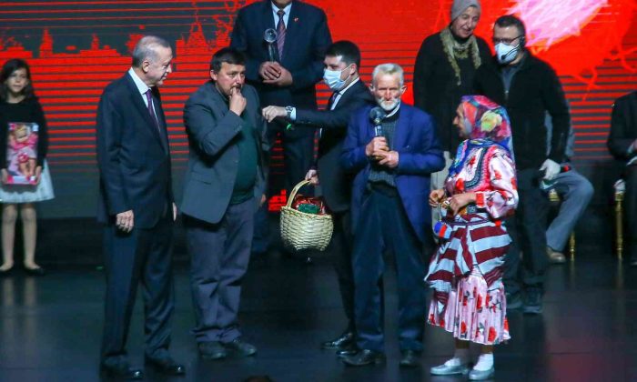 Cumhurbaşkanı Erdoğan: “Kendimiz olarak kalmak ve kendimiz olarak daha üste çıkmak mecburiyetindeyiz”