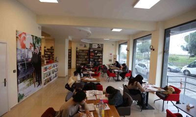 Efeler’in gençleri kitap kafelere akın ediyor