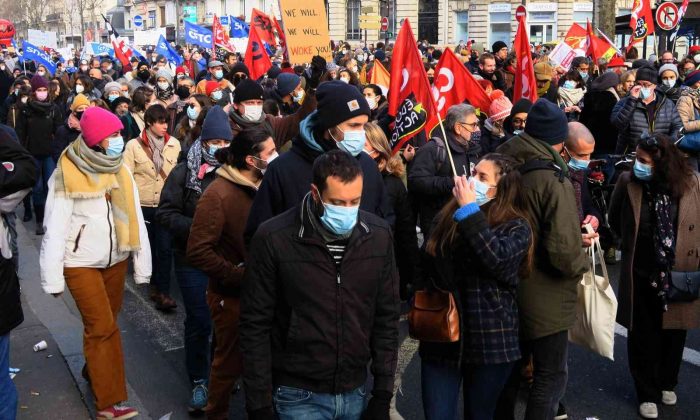 Fransa’da eğitimciler ve veliler sokağa indi