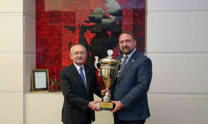 Gümrükçü, en büyük kupayı Kılıçdaroğlu’na götürdü