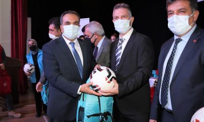 Karabağlarlı amatör kulüplerine spor malzemesi desteği