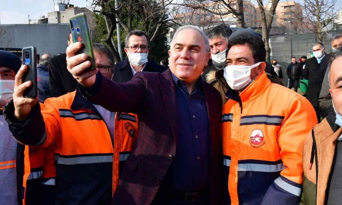 Karda görev yapan çalışanlara Fatih’te balık ekmek ikramı