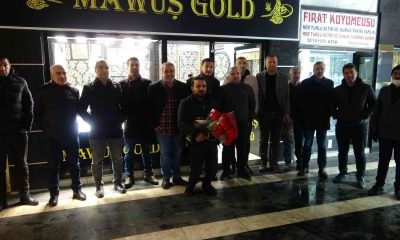 Kuyumcular odası başkan adayı Türkan, esnafa karanfil dağıttı