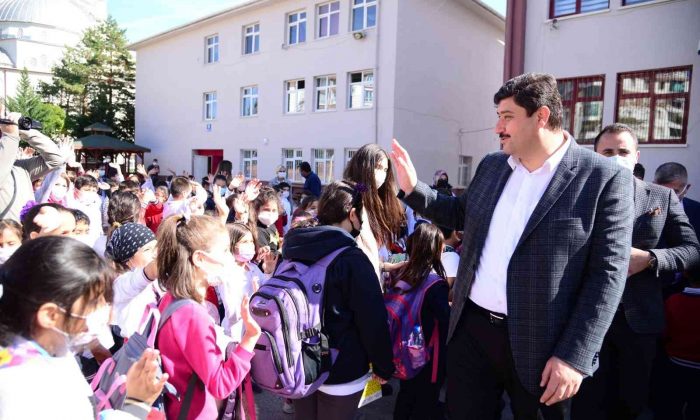 Öğretmen Başkan Kahramankazan’a 5 yeni okul kazandırdı