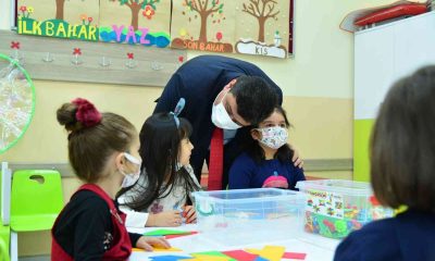 Öğretmen başkan öğrencilerin karne sevincini paylaştı