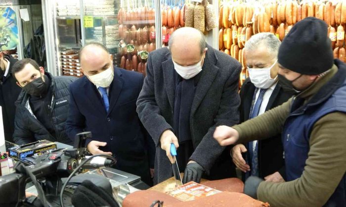 Tatar pastırma kesti, esnafı ziyaret etti