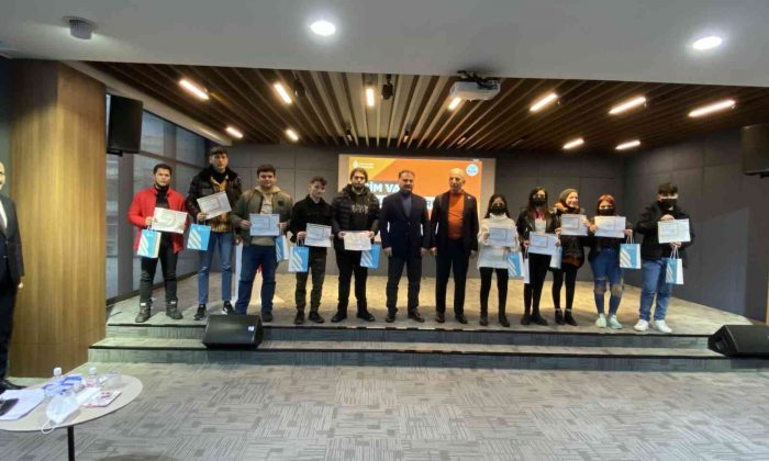 Ümraniye’de “İşim Var Okula Gidiyorum” projesinde karne ve sertifika heyecanı yaşandı