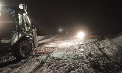 Yolda mahsur kalan onlarca araç, Şenoba Belediyesi tarafından kurtarıldı