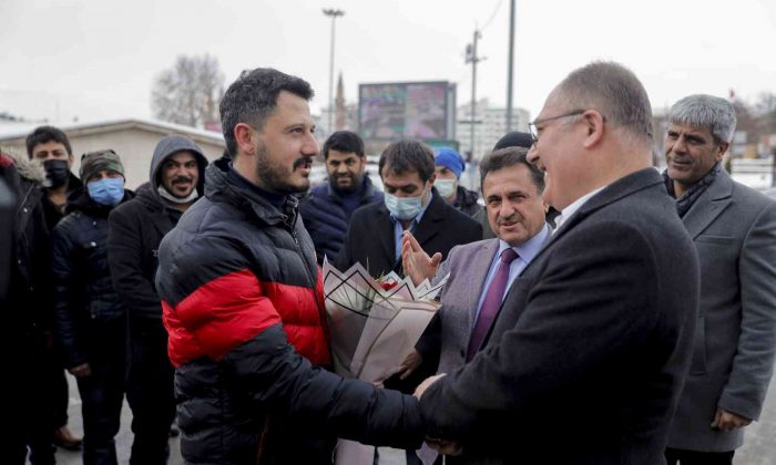 Başkan zam yaptı, işçiler böyle teşekkür etti