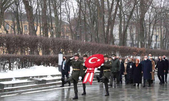 Cumhurbaşkanı Erdoğan, Ukrayna’daki Meçhul Asker Anıtı’na çelenk bıraktı