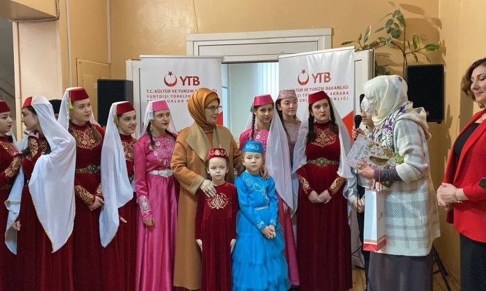Cumhurbaşkanı’nın eşi Emine Erdoğan, YTB’nin desteği ile hazırlanan Tatarca çocuk kitaplarını Ukrayna’da miniklere hediye etti