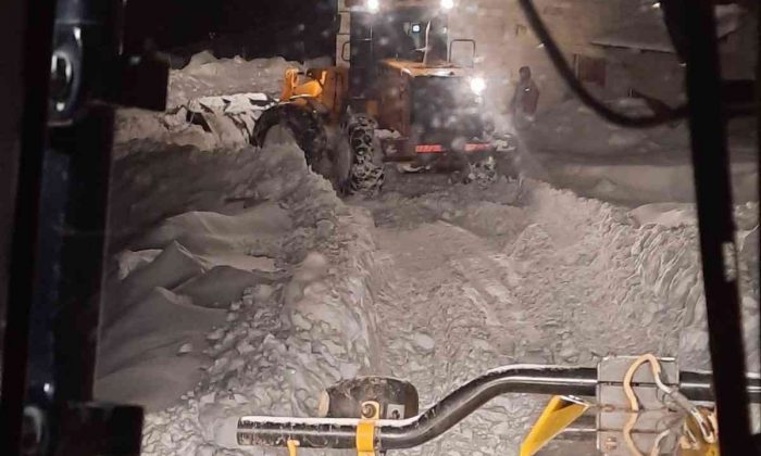 Mezitli Belediyesi, Şahin ailesini kar esaretinden kurtardı